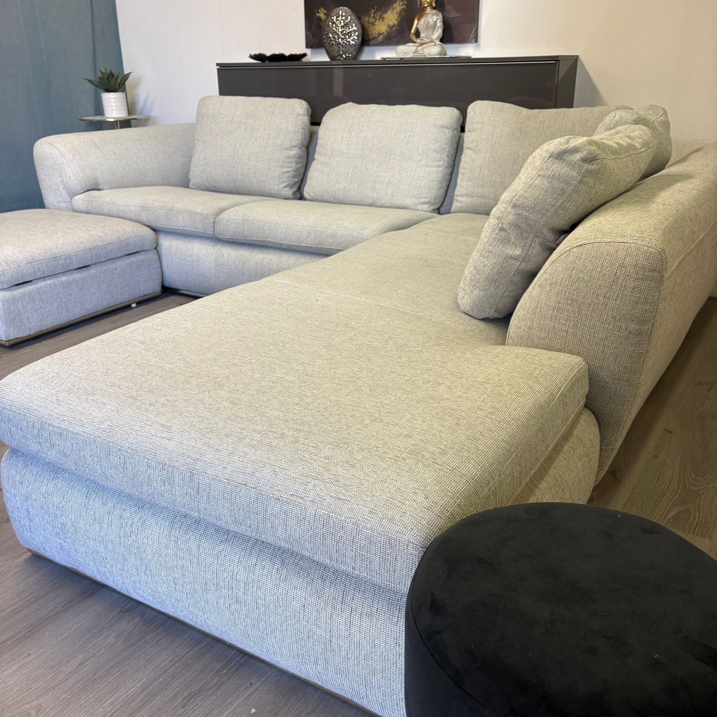 Grand canapé sectionnel gris clair avec ottoman