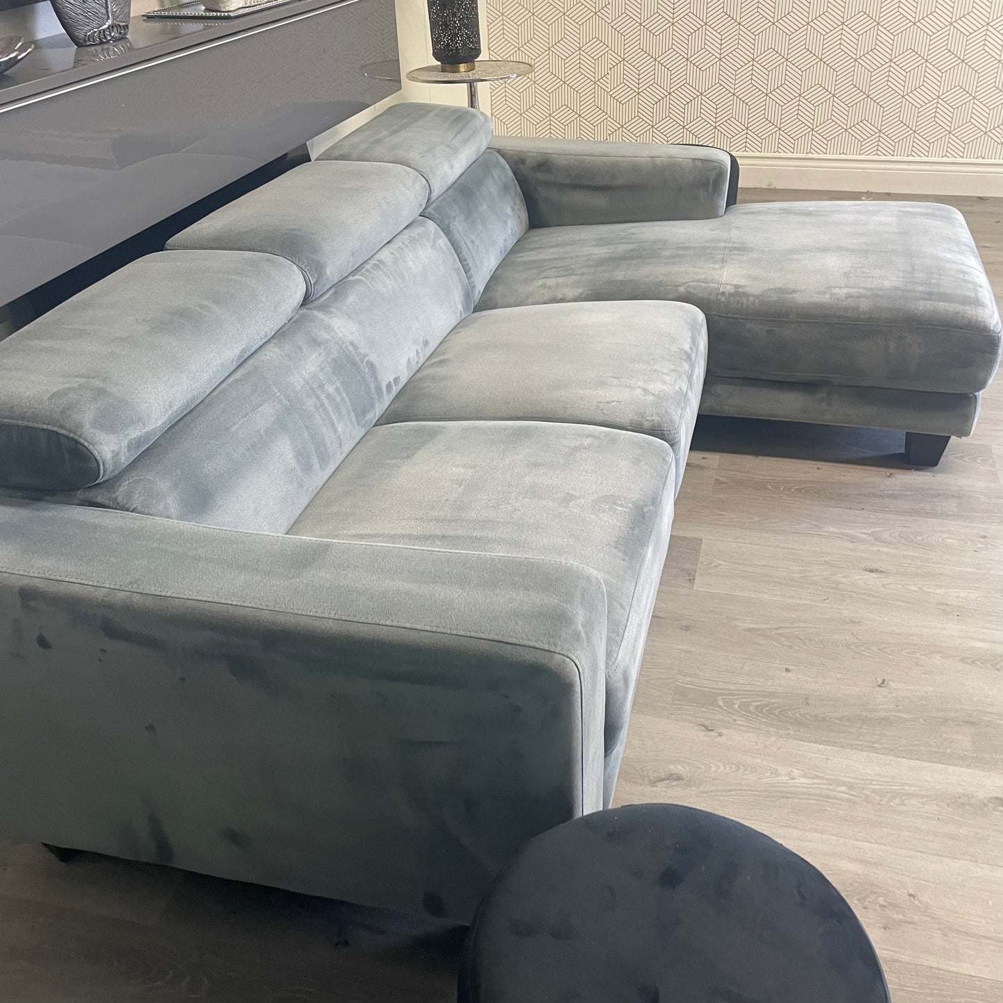 Canapé sectionnel gris jean avec appuie-tête ajustable