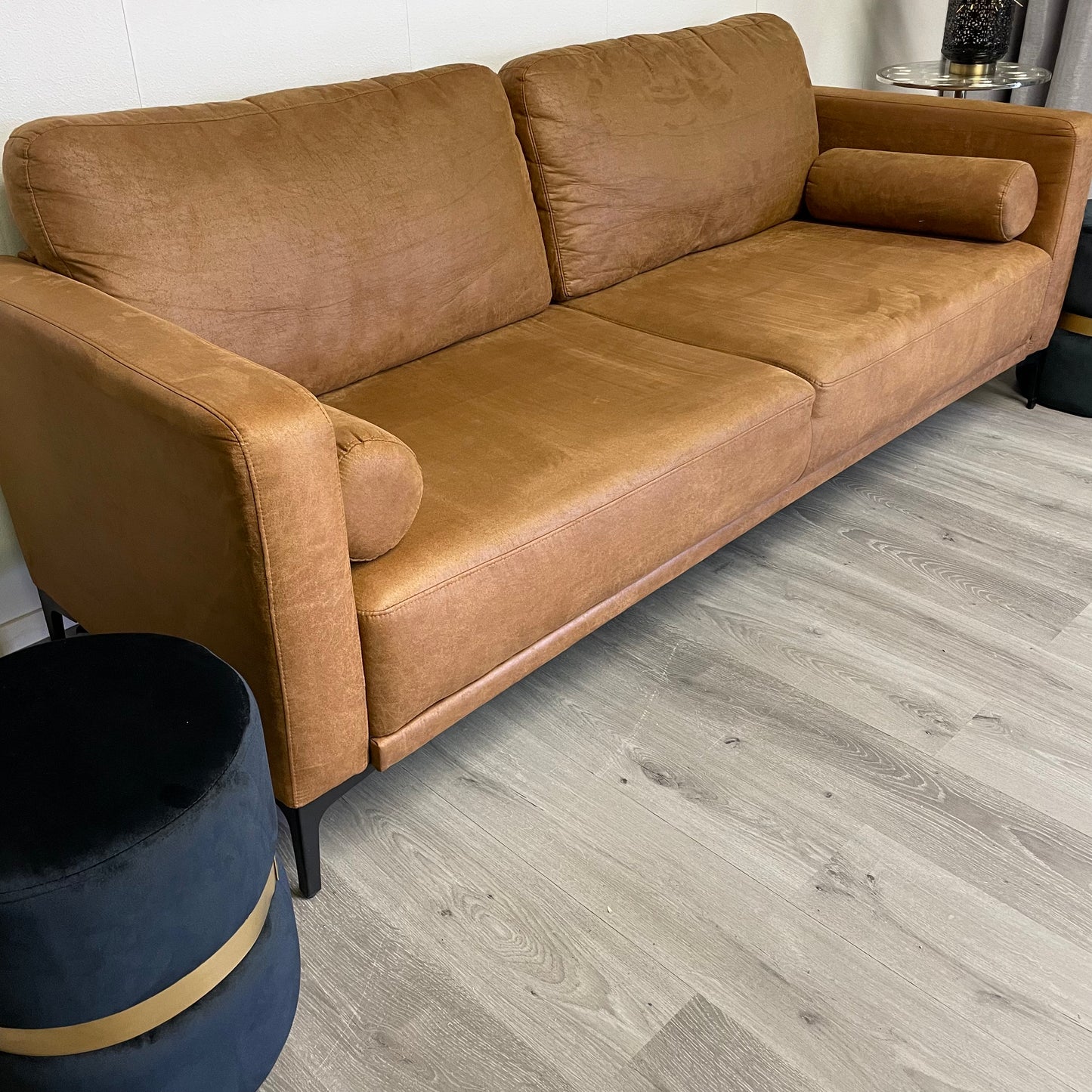 Canapé en daim marron 3 places – Comme neuf