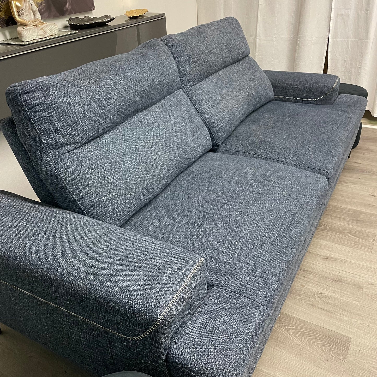 Canapé de marque Structube avec appui tête ajustable en profondeur