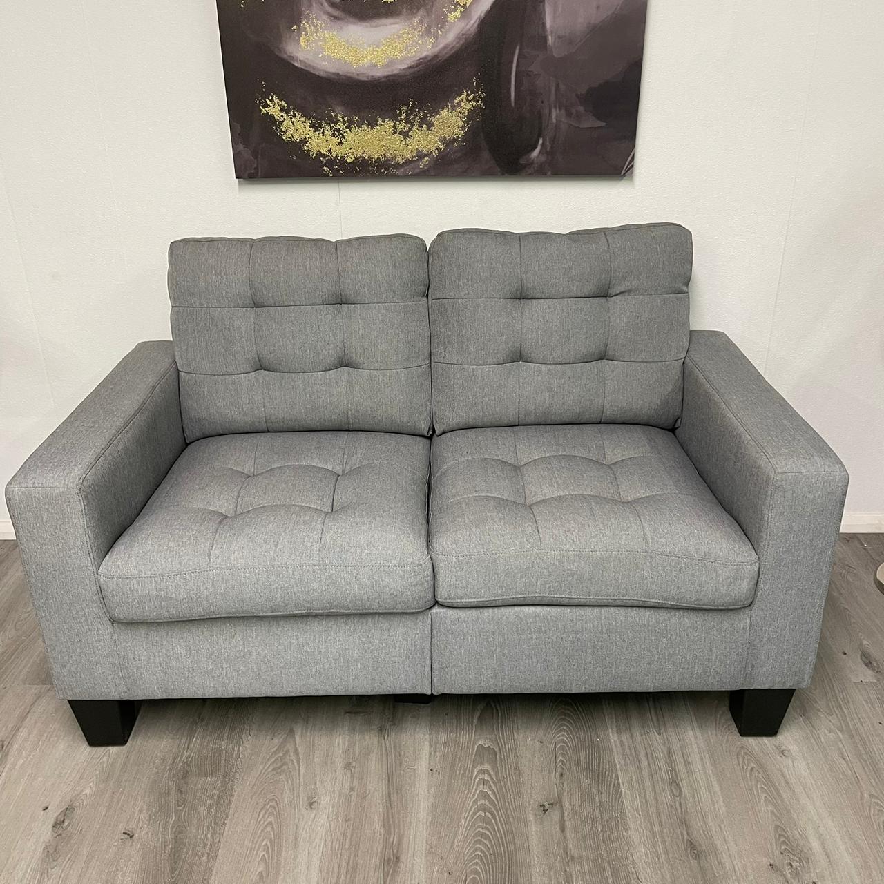 Canapé gris deux places – Style moderne et compact