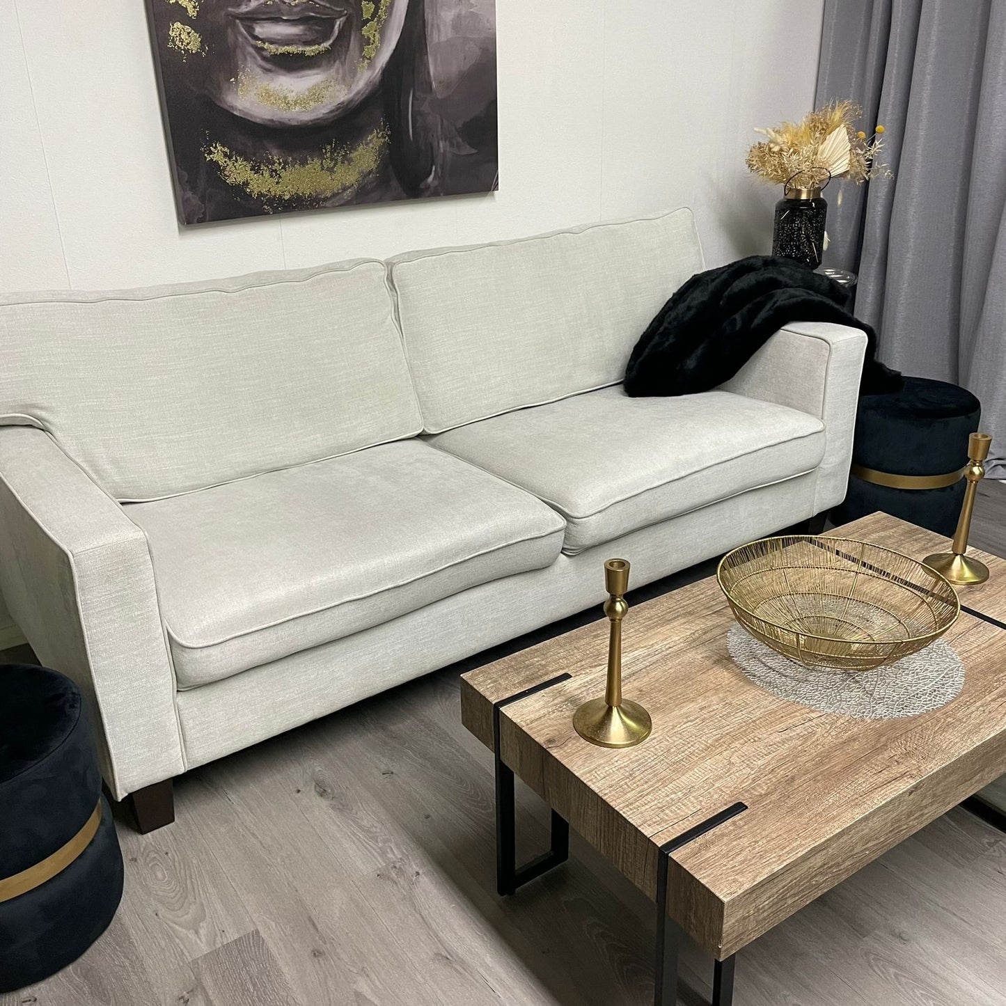 Élégant canapé 3 places Structube en blanc cassé