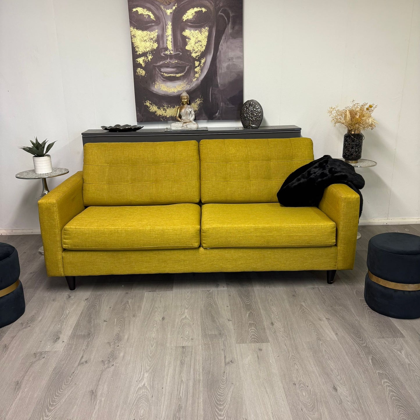 Canapé trois places en tissu jaune moutarde