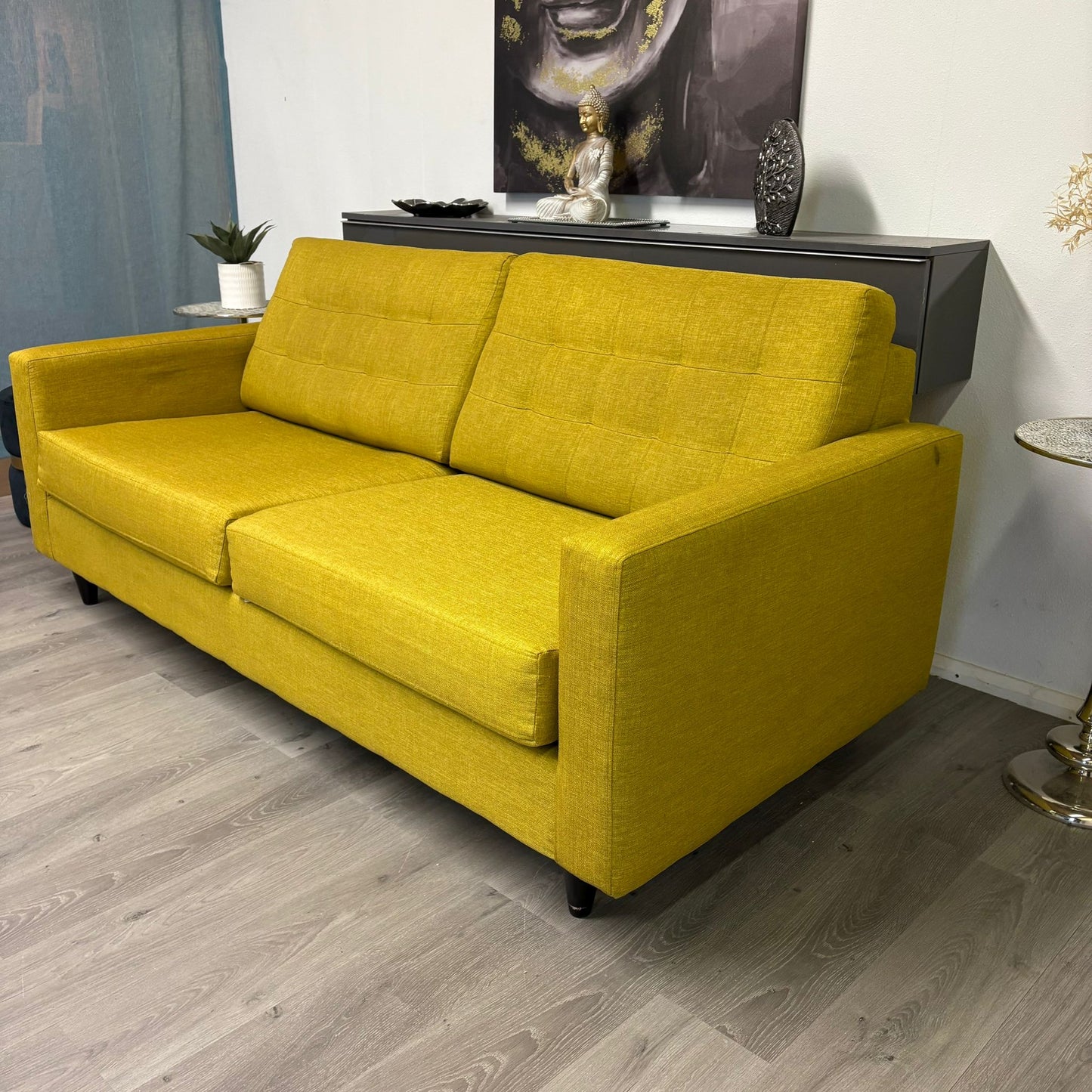 Canapé trois places en tissu jaune moutarde