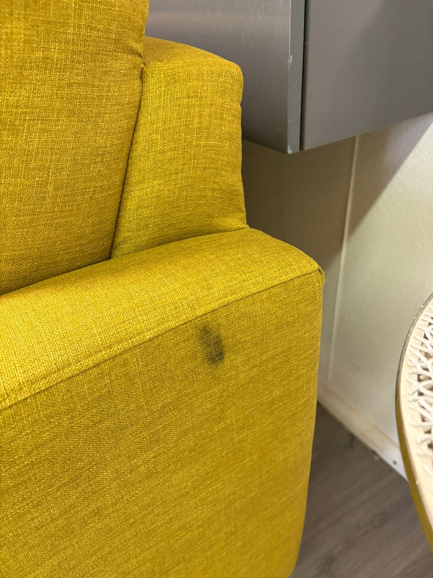 Canapé trois places en tissu jaune moutarde