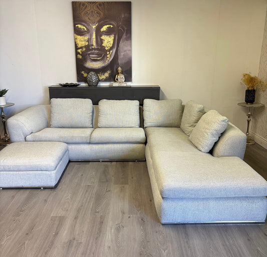 Grand canapé sectionnel gris clair avec ottoman