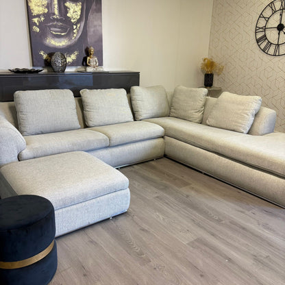 Grand canapé sectionnel gris clair avec ottoman