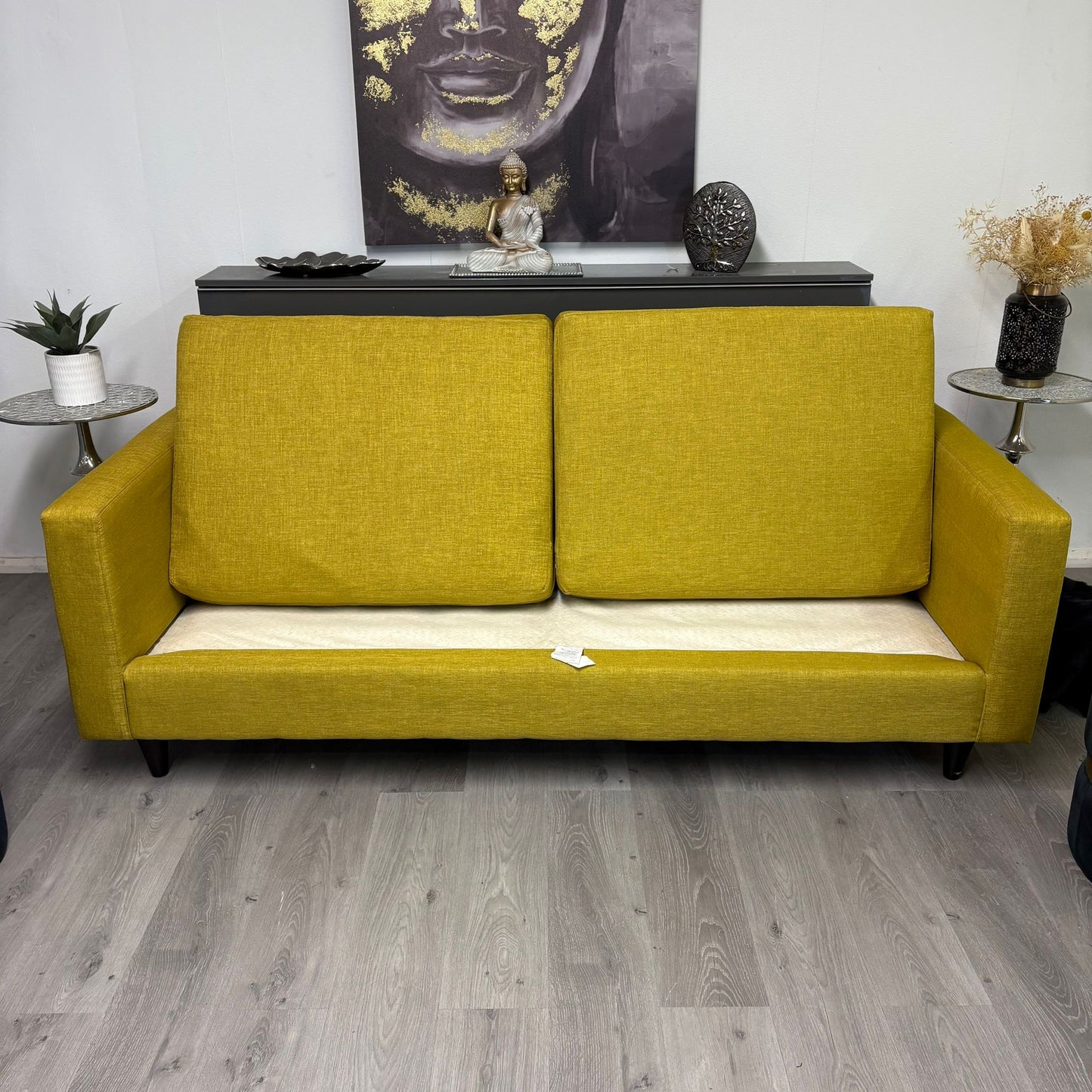 Canapé trois places en tissu jaune moutarde