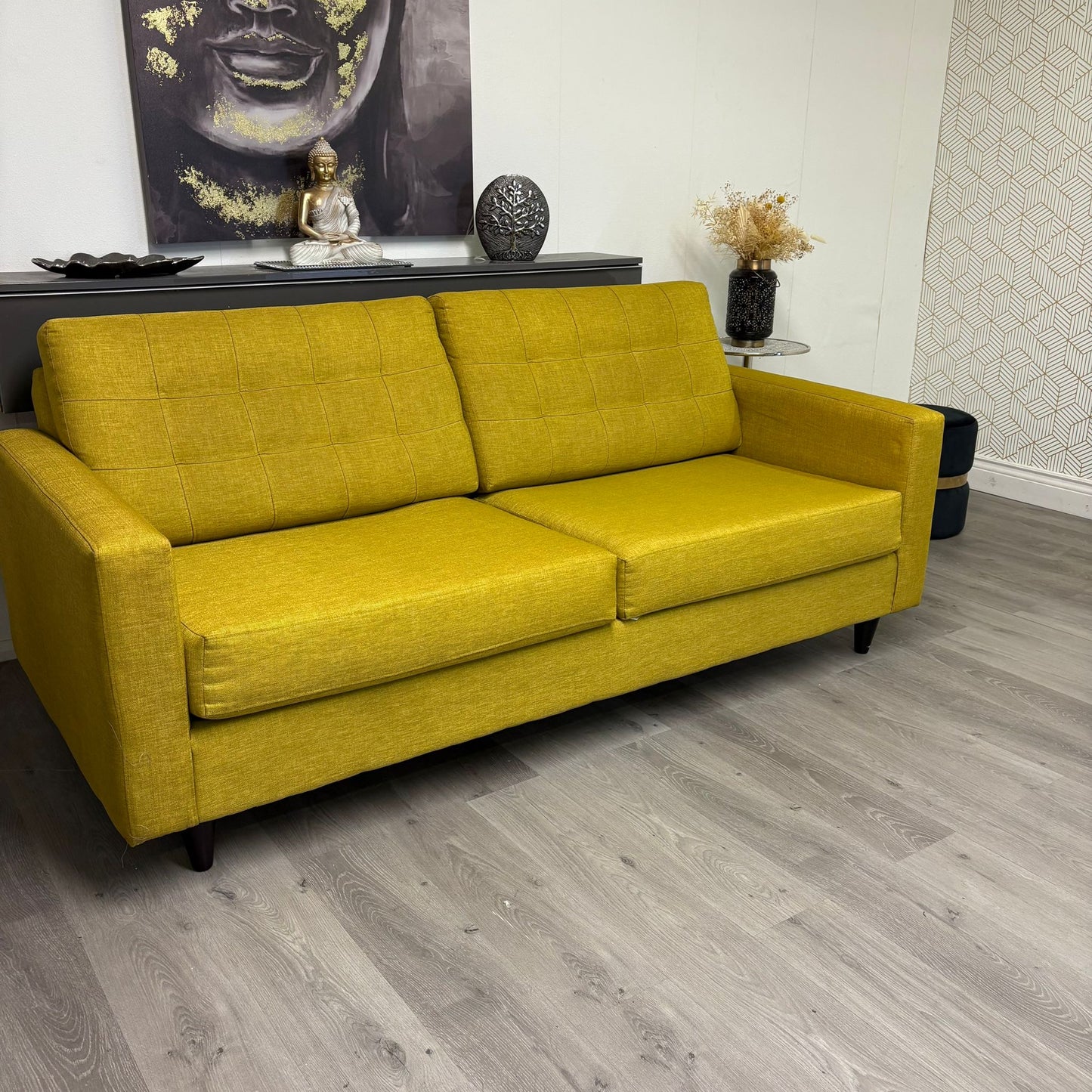 Canapé trois places en tissu jaune moutarde