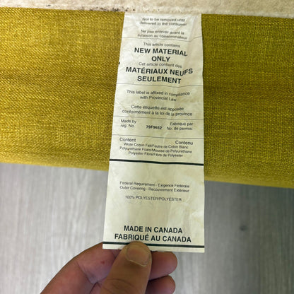 Canapé trois places en tissu jaune moutarde