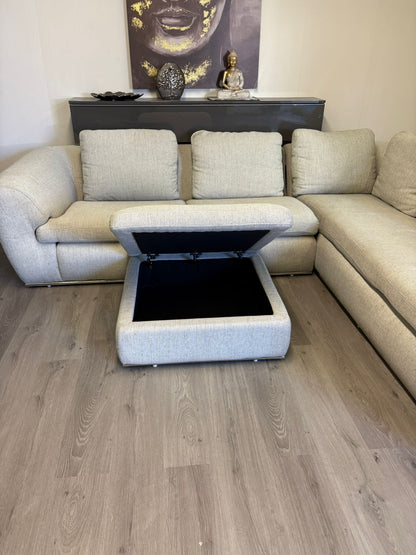 Grand canapé sectionnel gris clair avec ottoman