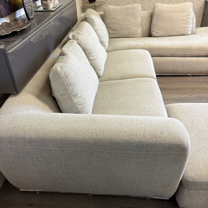 Grand canapé sectionnel gris clair avec ottoman