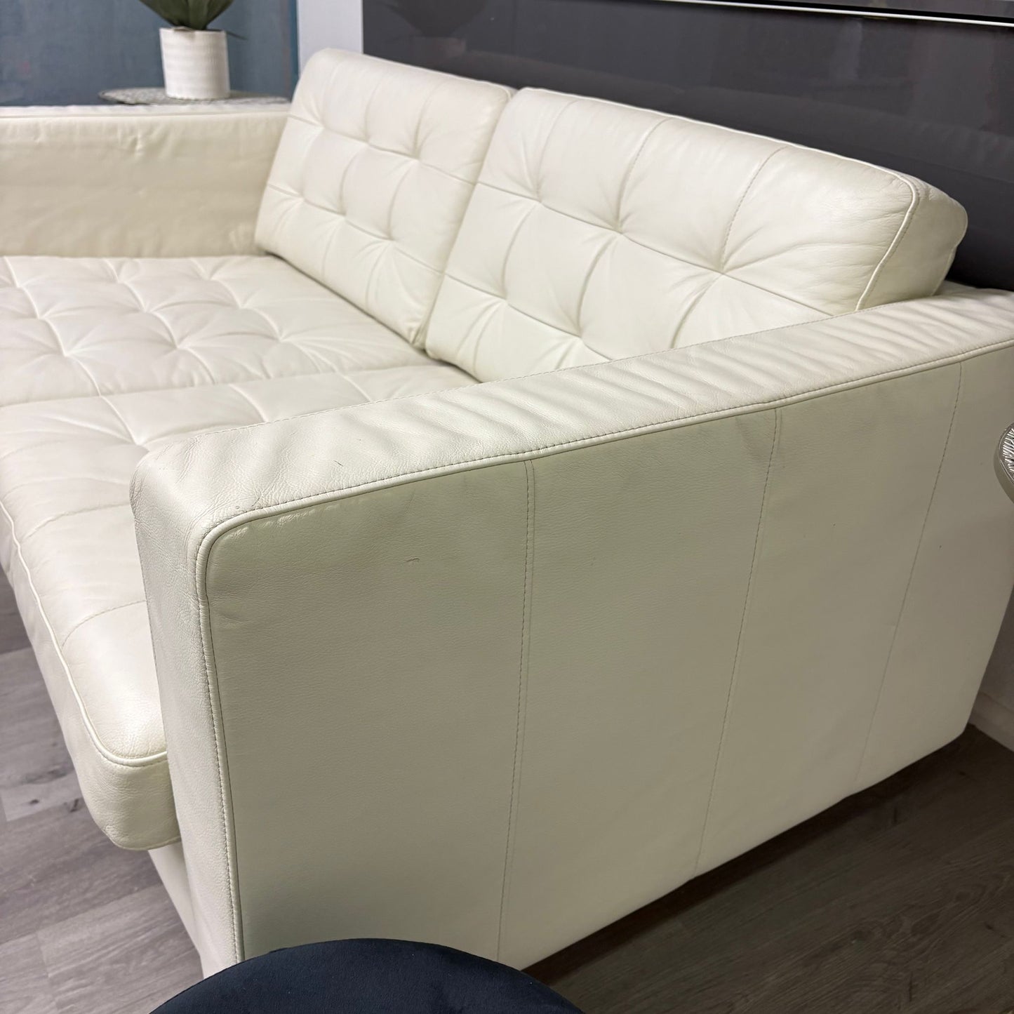 Canapé Morabo deux places en cuir beige