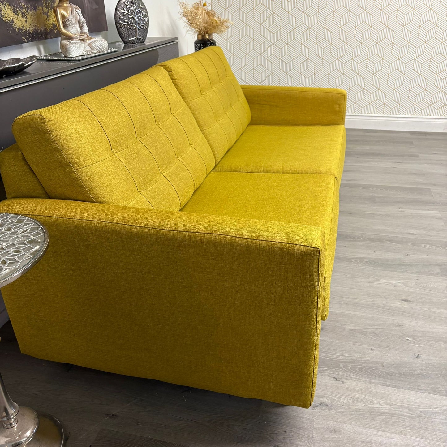 Canapé trois places en tissu jaune moutarde