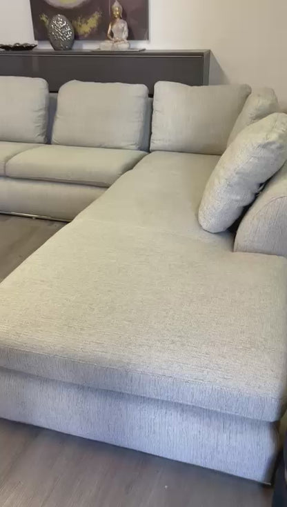 Grand canapé sectionnel gris clair avec ottoman